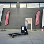 Porta paletes eletrico EP F4 com rodas de apoio estabilizadoras editada