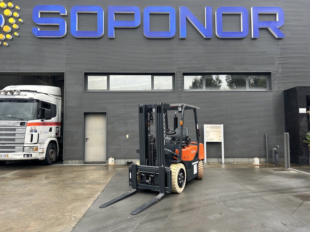 Soponor - Estantes, Racks, Empilhadores 15 Empilhador Doosan D30GX editada
