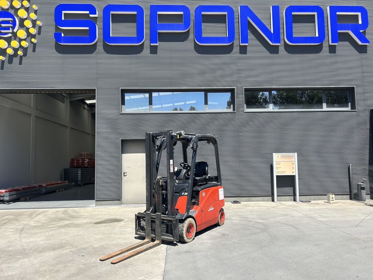 Soponor - Estantes, Racks, Empilhadores 17 Empilhador Elétrico Linde 2000 Kgs